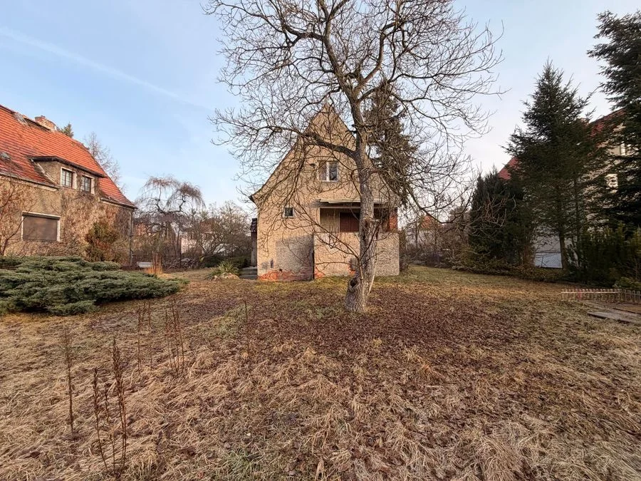 Dom  na dużej działce Oporów, al. Piastów