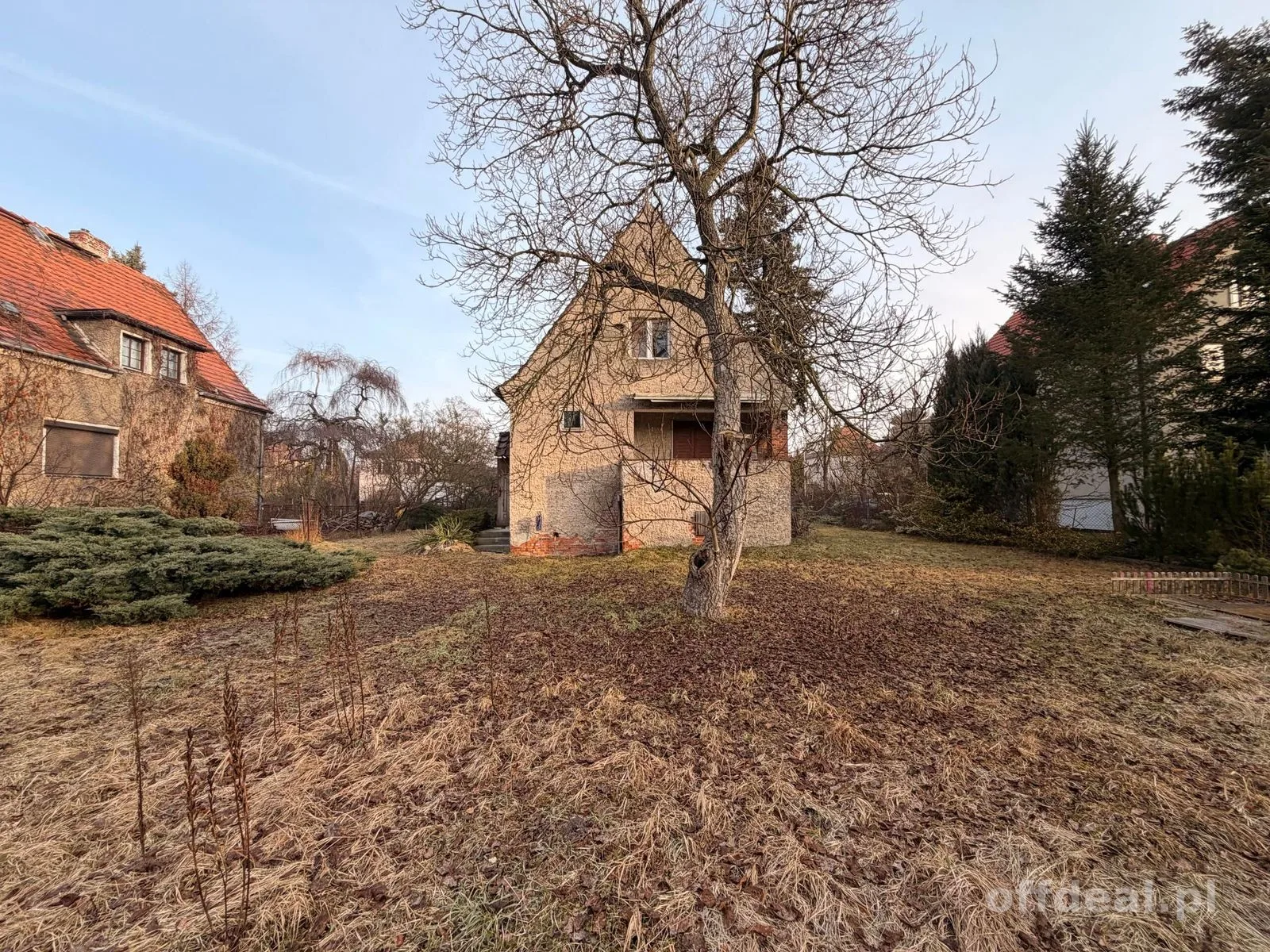 Dom  na dużej działce Oporów, al. Piastów