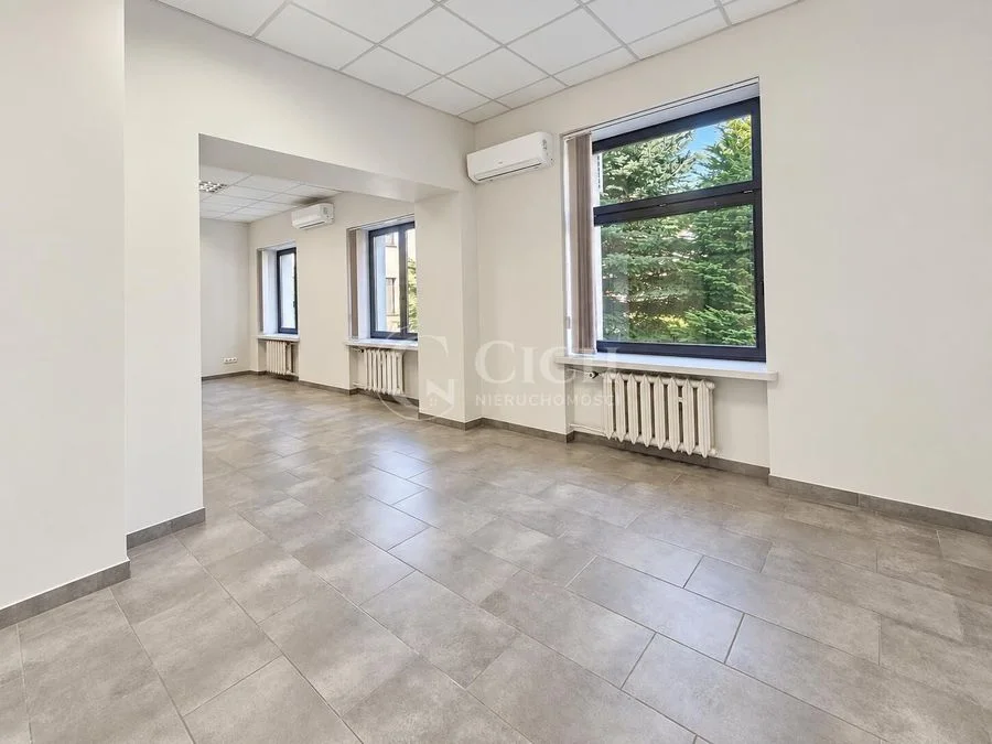 Lokal użytkowy na parterze z przeszkleniami do wynajęcia – Tarnów.