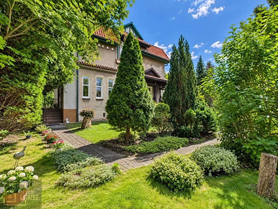 Przestronne 3-pokojowe  mieszkanie w  klimatycznej willi  z  ogrodem