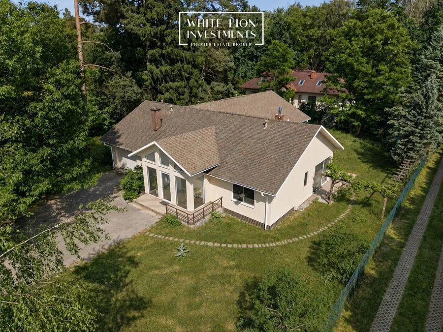 Nietuzinkowy dom parterowy w parku Złotokłos