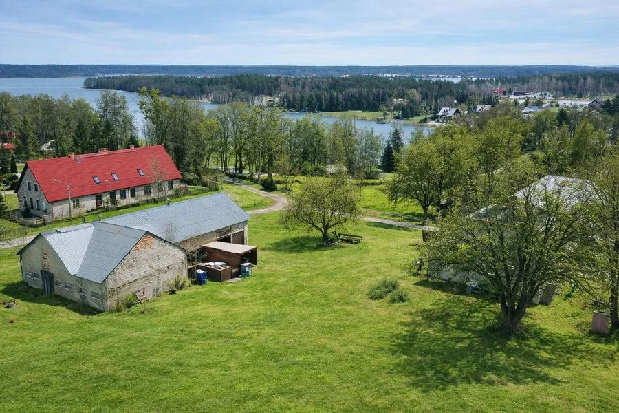 Dom,  zabudowania nad jeziorem Tałty