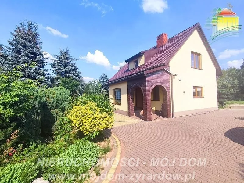 Piękny dom ze stawem, zagospodarowaną działką i drugim budynkiem.