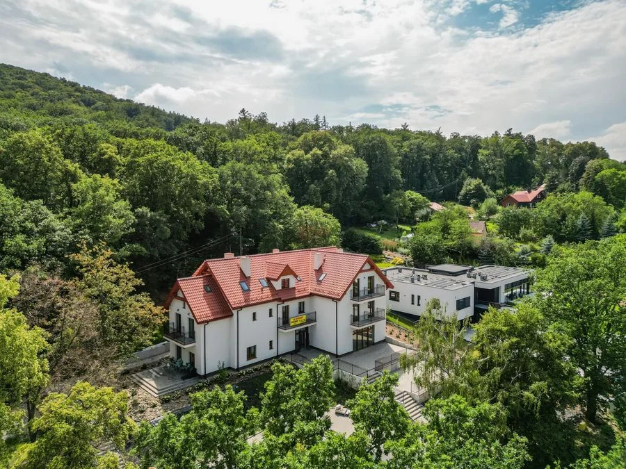 Inwestycja u podnóża Ślęży: dochodowy obiekt hotelowy w otoczeniu lasu