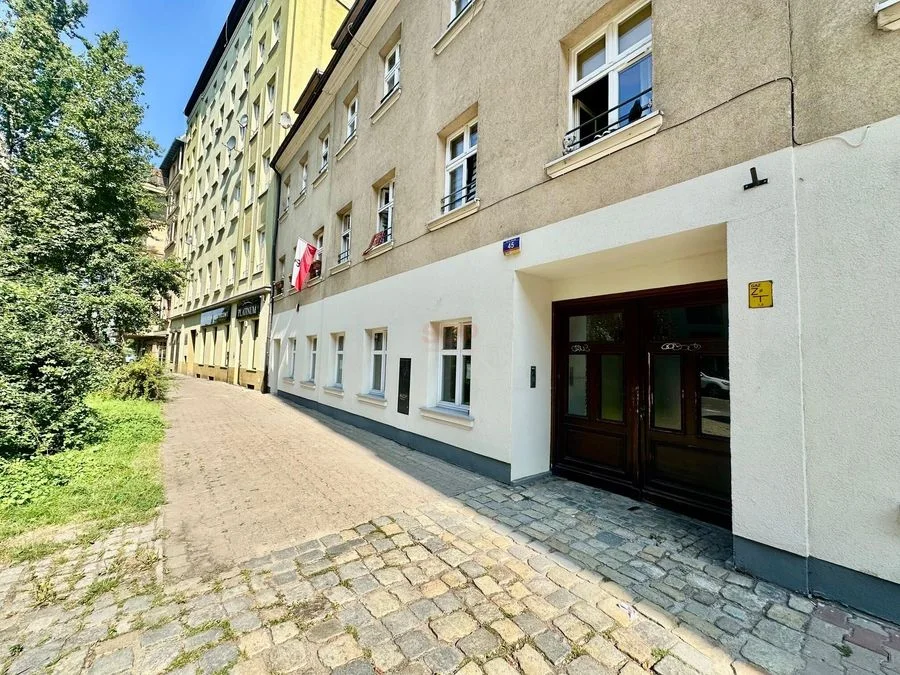 Lokal z witrynami | wakacje czynszowe | prestiżowa ruchliwa ulica