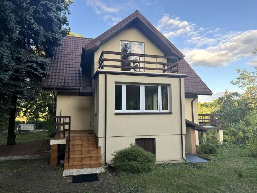 Przestronny dom z bliskością lasu i szybkim dostępem do centrum miasta