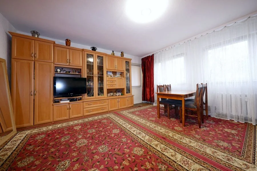 Trzypokojowe, rodkądowe, zieleń, Przestrzenna.