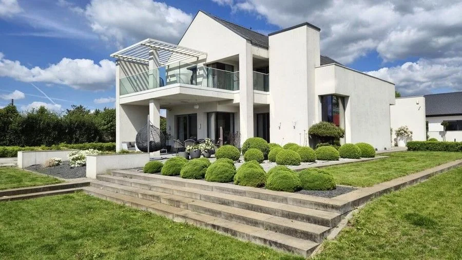 Dom z wysokim salonem i dużą działką 1718 m2