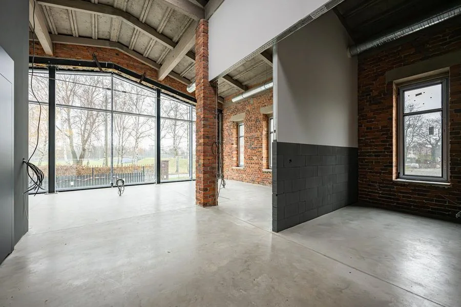Lokal usługowy 200 m2| Stara Garbarnia | Parking |