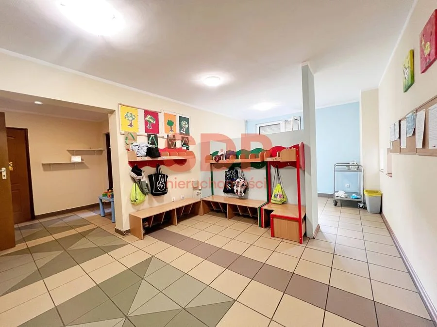 Gotowy lokal po przedszkolu z zapleczem sanitarnym | 128,9 m²