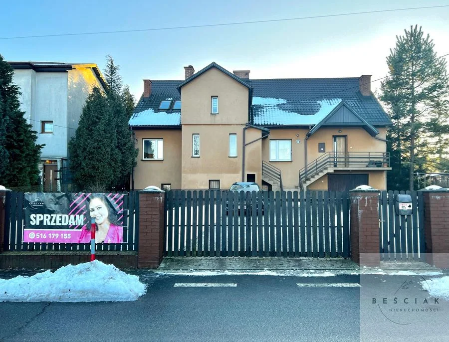 Dom w Zabierzowie podzielony na trzy niezależne mieszkania