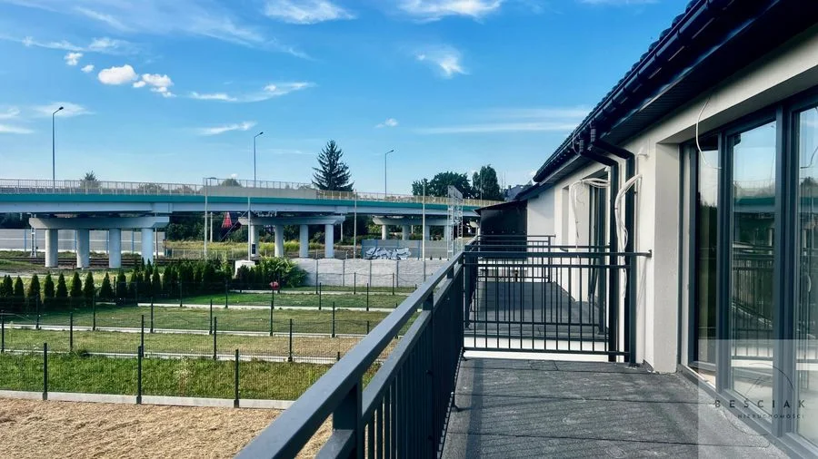 WIĘCEJ PRZESTRZENI, WIĘCEJ ŚWIATŁA – KOMFORTOWE MIESZKANIE Z BALKONEM I OGRÓDKIEM
