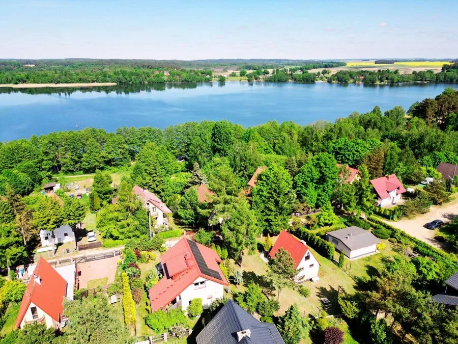 z widokiem na jezioro Dąbrowa Wielka
