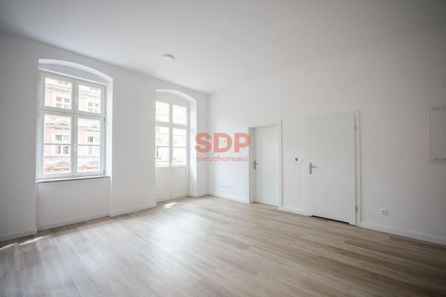 kawalerka z osobną kuchnią | piekna kamienica | balkon
