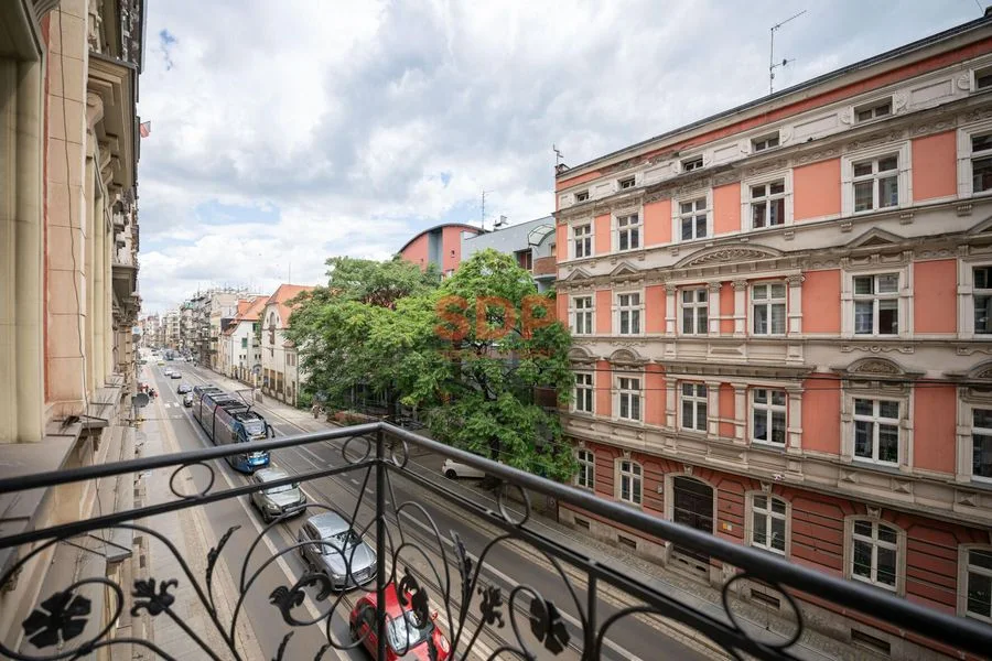 kawalerka z osobną kuchnią | piekna kamienica | balkon