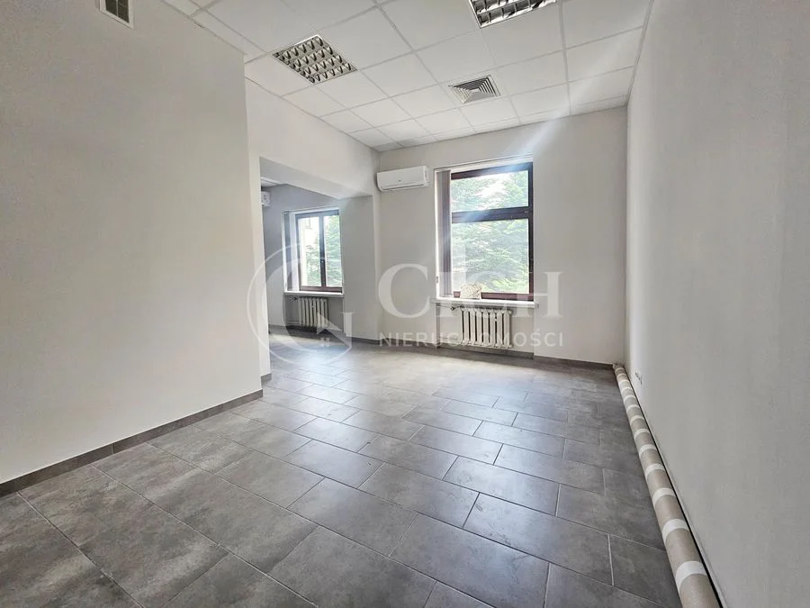 Lokal użytkowy na parterze z przeszkleniami do wynajęcia – Tarnów.