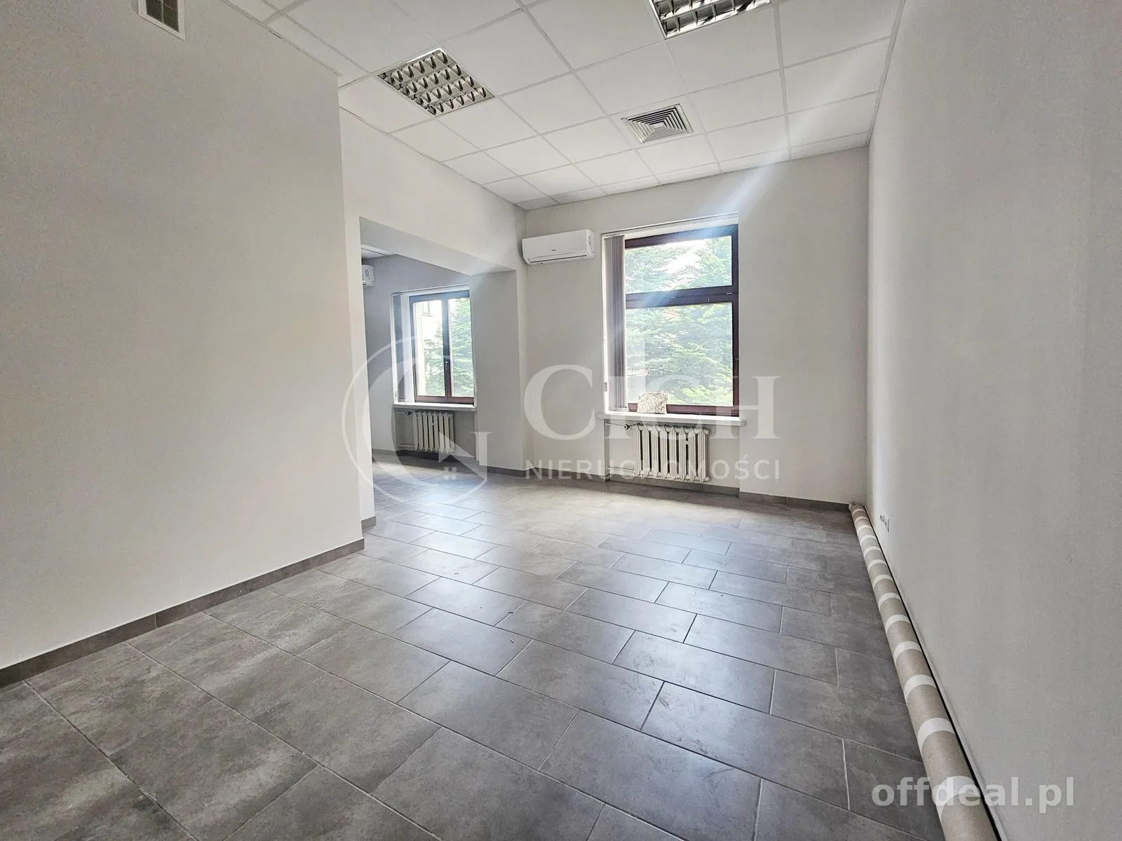 Lokal użytkowy na parterze z przeszkleniami do wynajęcia – Tarnów.