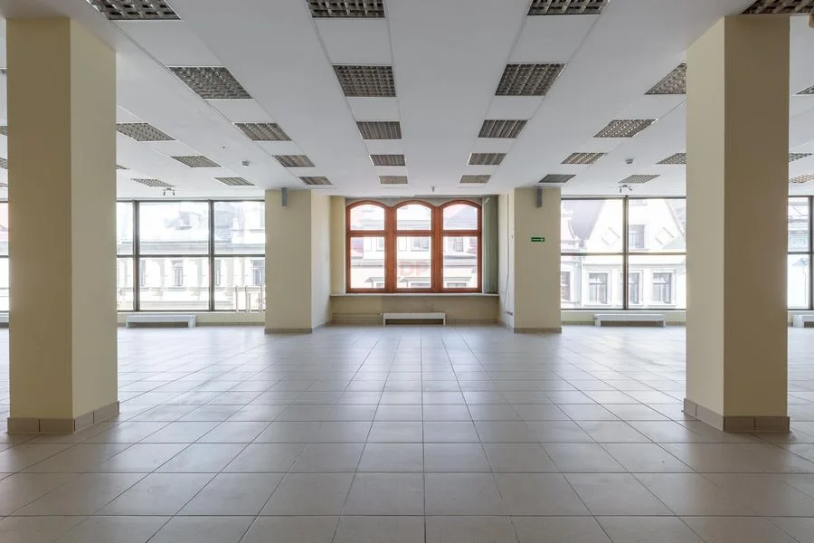 Całe piętro - dom handlowy - widok na płytę rynku