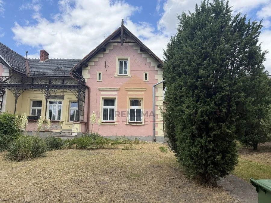 Pół domu . Doskonała lokalizacja.