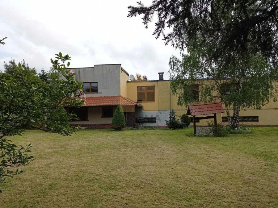 Sala weselna z zapleczem biurowo-mieszkalnym.