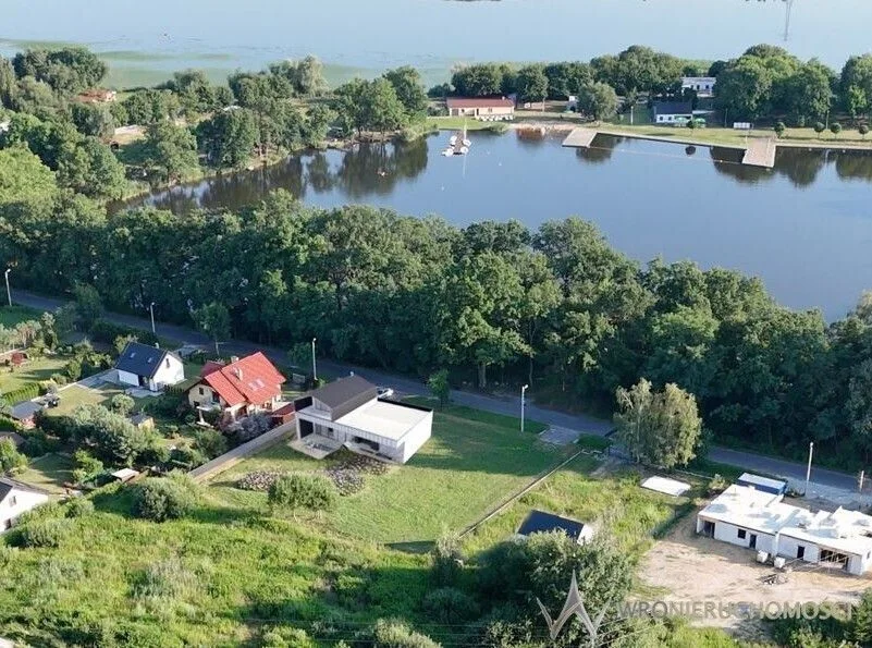 Nowoczesny dom nad jeziorem