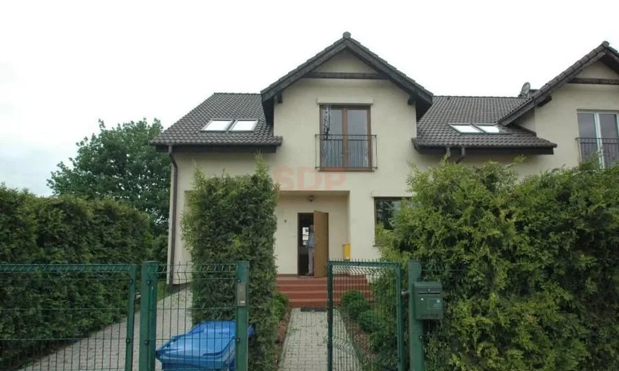 Skrajny szereg w zabytkowej Leśnicy