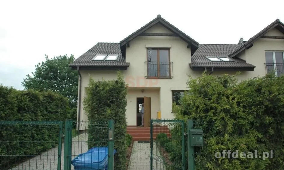 Skrajny szereg w zabytkowej Leśnicy