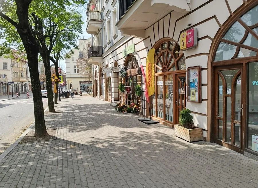 Lokal na parterze z możliwością przerobienia na mieszkanie.