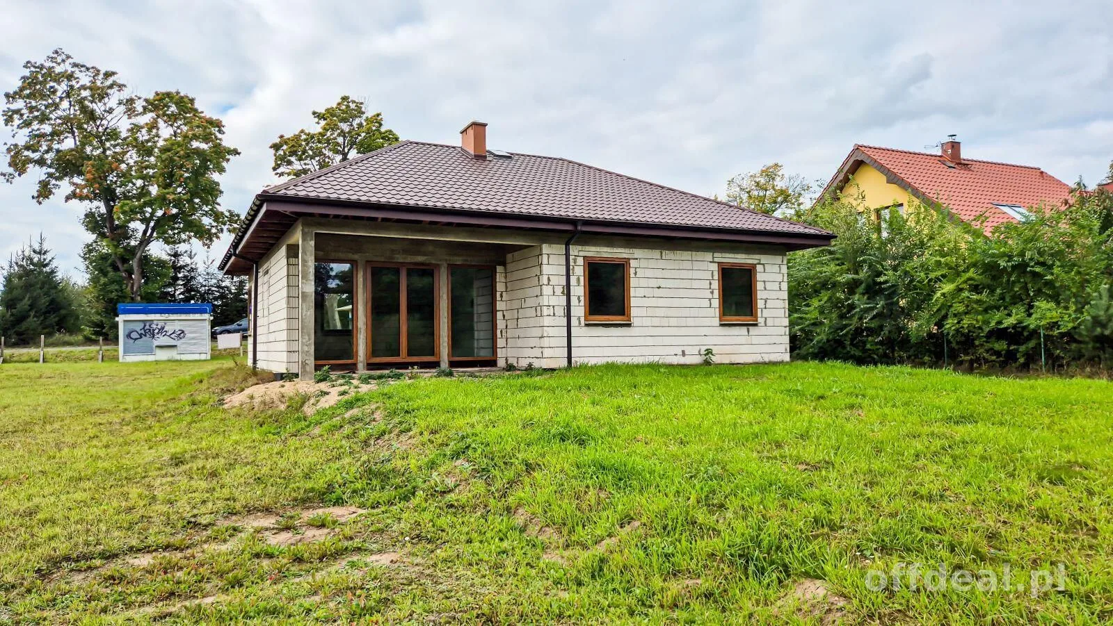 uroczy dom parterowy w otoczeniu przyrody