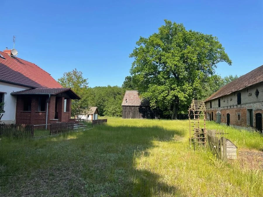 Na sprzedaż wyjątkowa nieruchomość — dom + działki